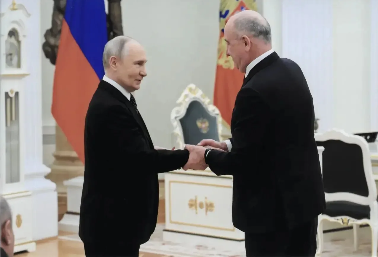 🔹Президент России Владимир Путин вручил главе Карачаево-Черкесии Рашиду Темрезову орде...