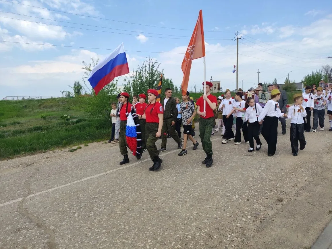 🕊 Память, которая объединяет: в нашей школе прошёл митинг к 9 Мая и шествие «Бессмертн...
