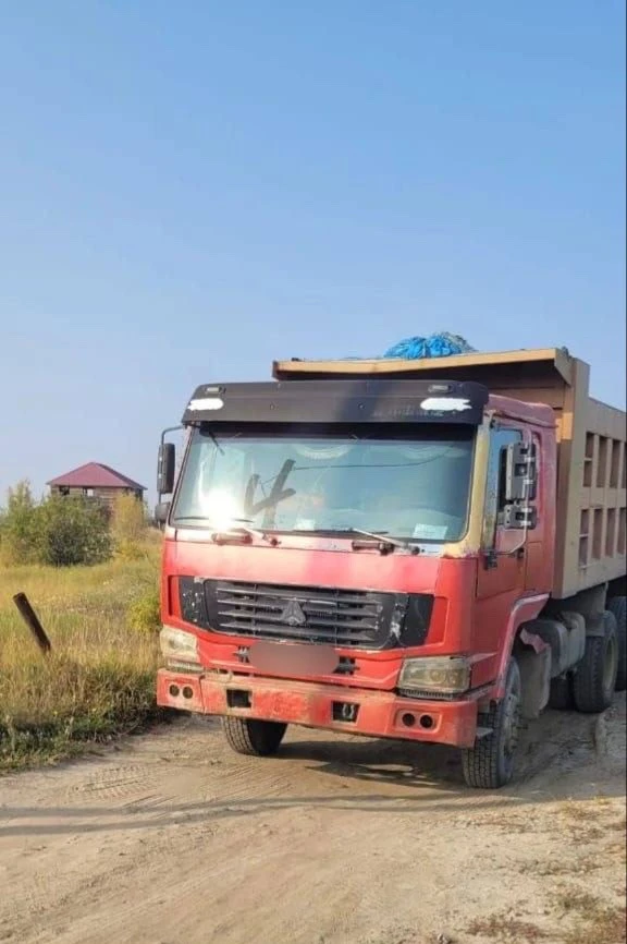 В Якутске из-за наезда самосвала было нарушено электроснабжение частного сектора