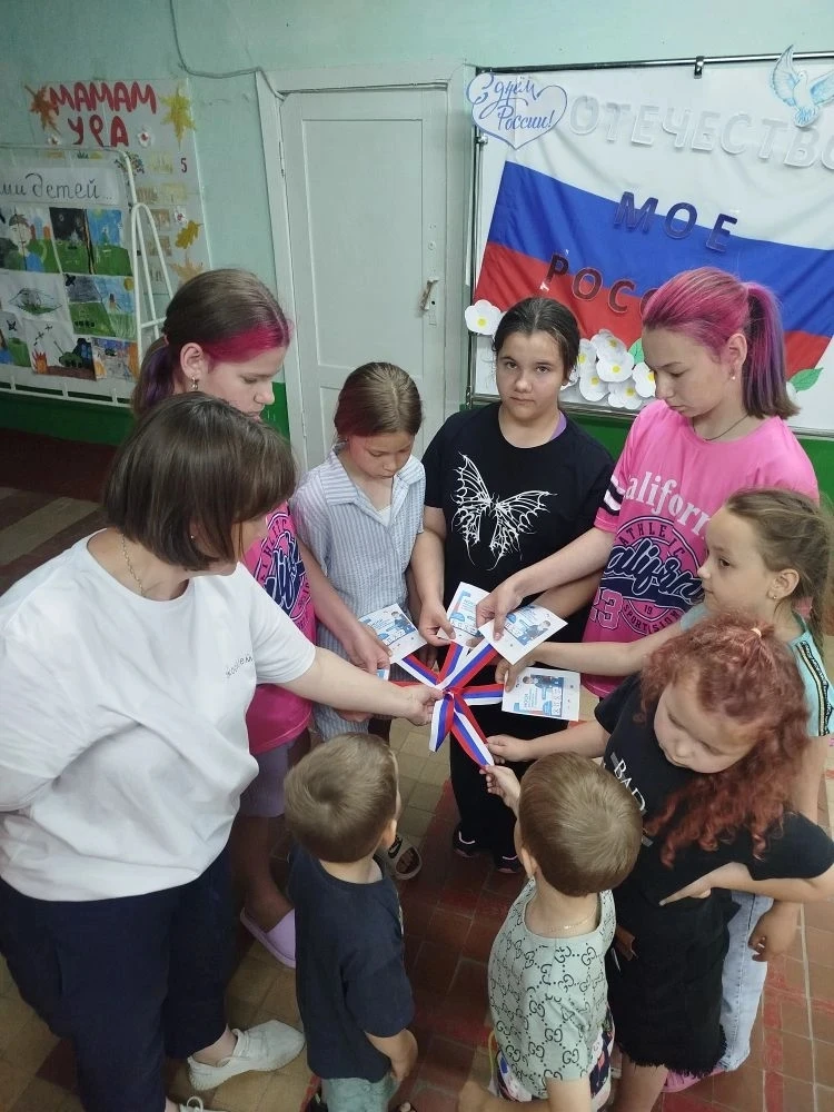 Сегодня, 12 июня, в День России «Эковолонтеры » провели патриотическую акцию по раздаче ленточек «Ро