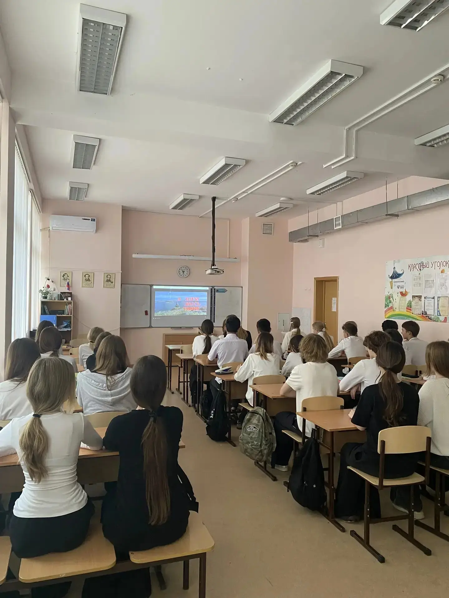 КИНОУРОКИ 🎥  Смотреть и помнить: в преддверии 9 Мая в нашей школе проходят особые кинопоказы  До вел