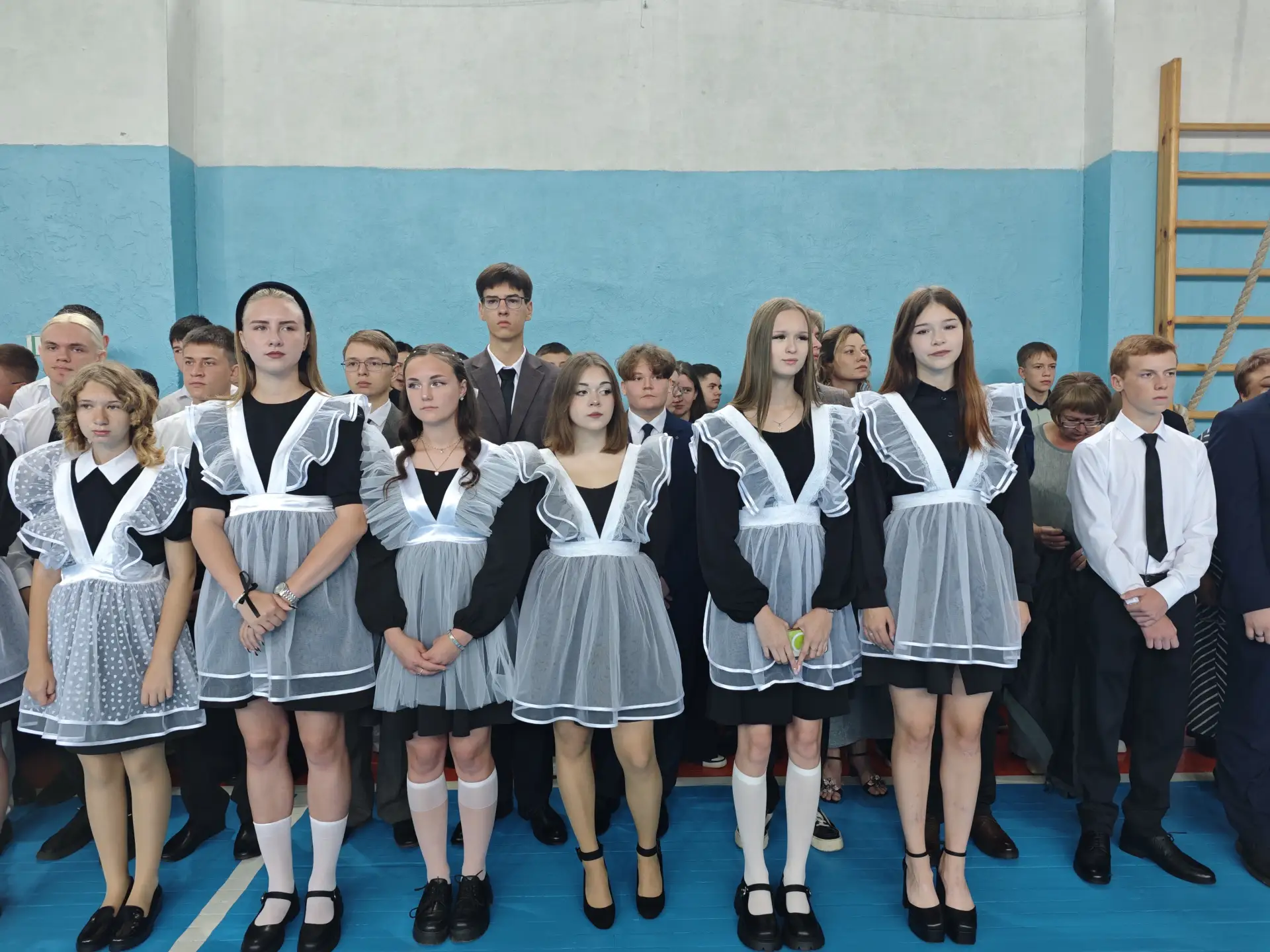 Дорогие выпускники, уважаемые педагоги и родители! Поздравляем вас с праздником, завершающим главный