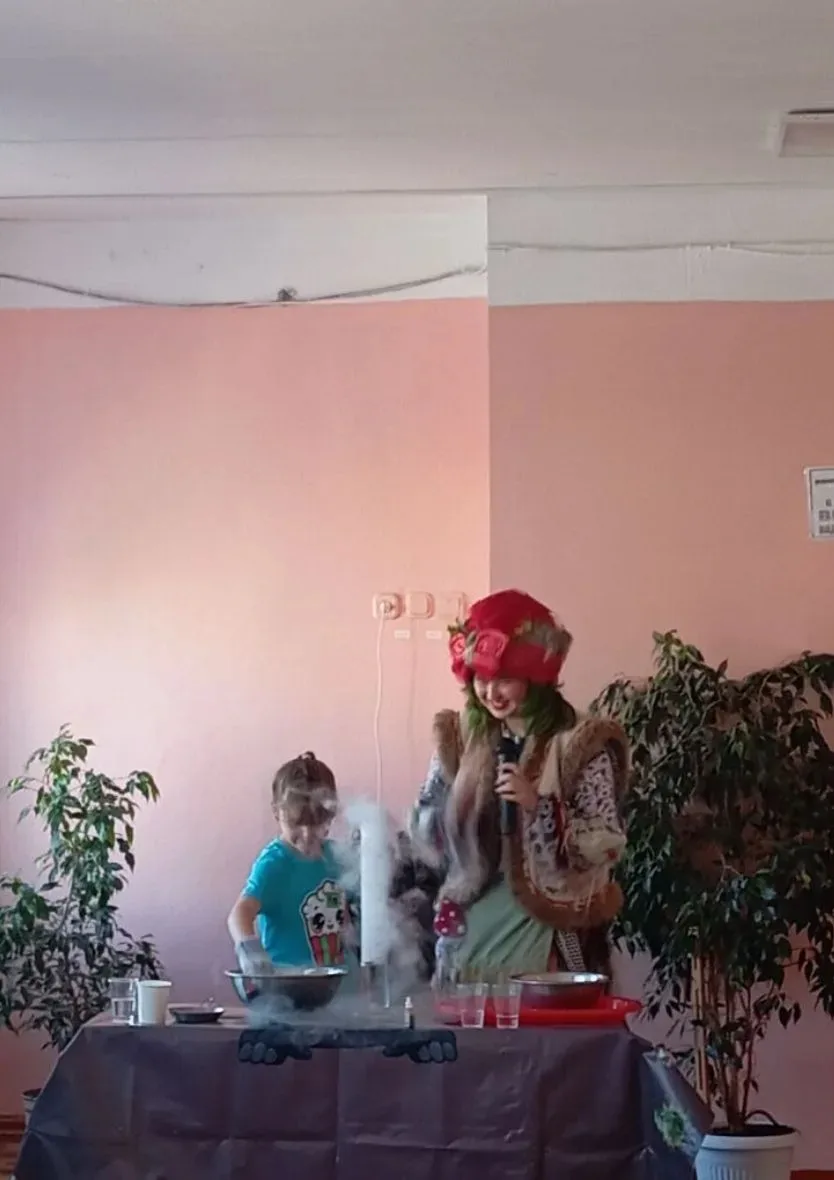Сегодня к нам в школьный лагерь приезжали гости из  "Чудесарии" с научным шоу" Бабушка ...
