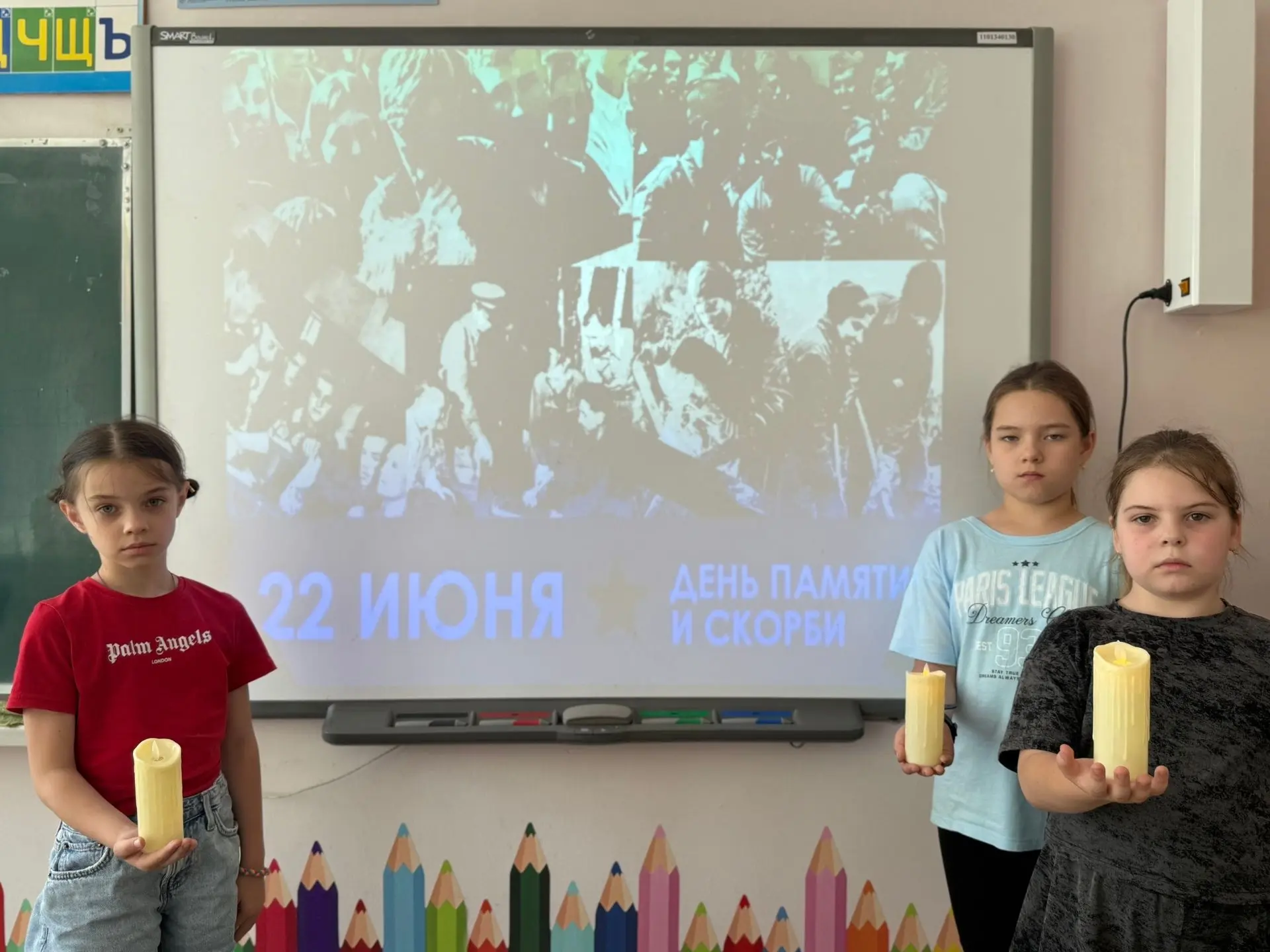 СВЕЧА ПАМЯТИ
«В наших душах человечьих есть один простой секрет:
В нас горят святые свечи, излучая т