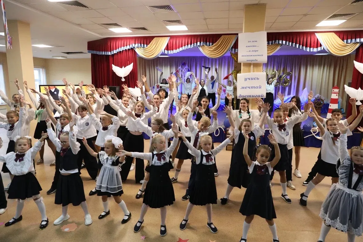 Сегодня школе №16 - 10 лет. Вместе с депутатом Государственной Думы Аллой Викторовной П...
