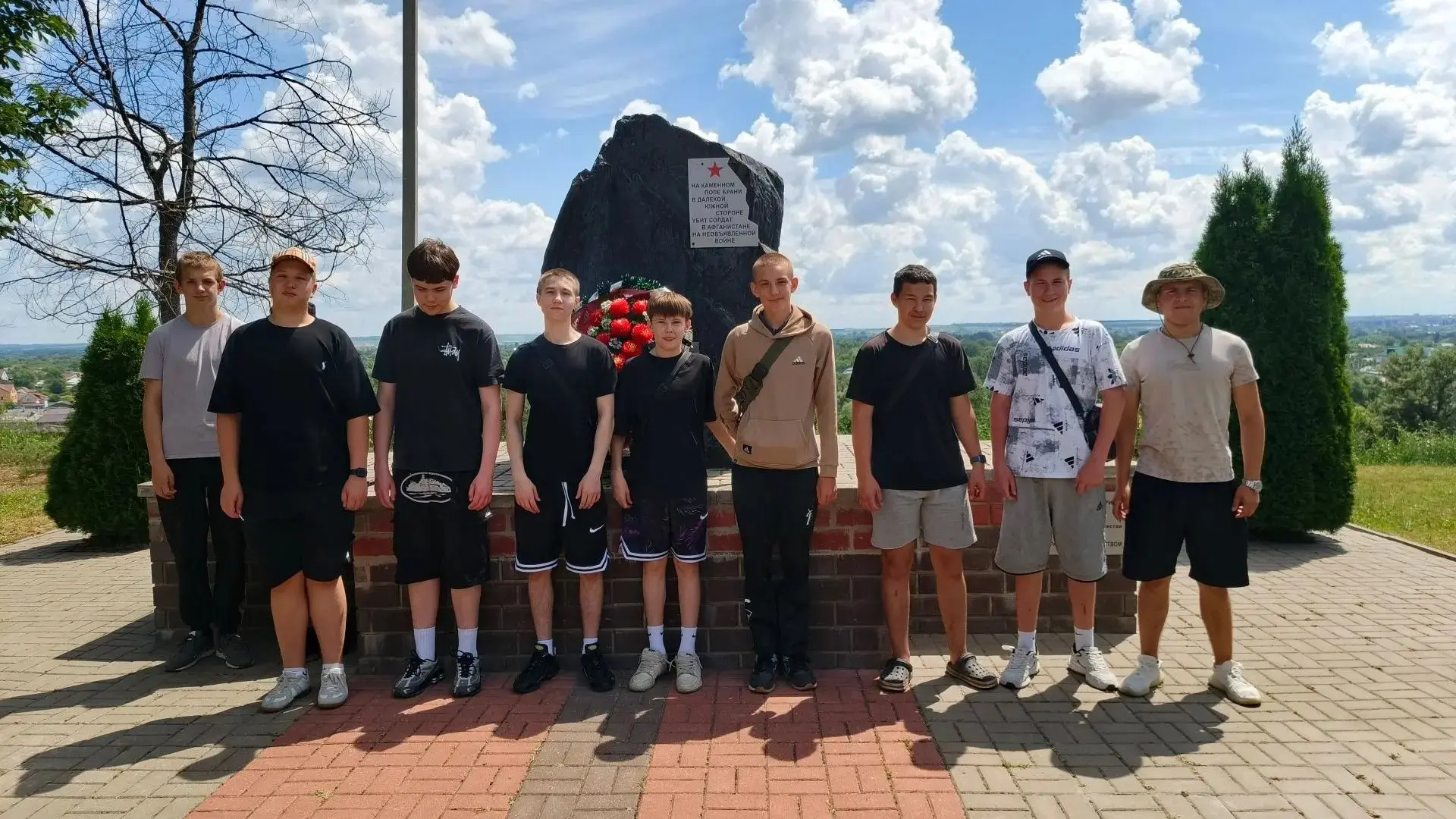 Учащиеся трудового лагеря совершили экскурсию к памятникам героям, защищавшим нашу Родину в войнах р