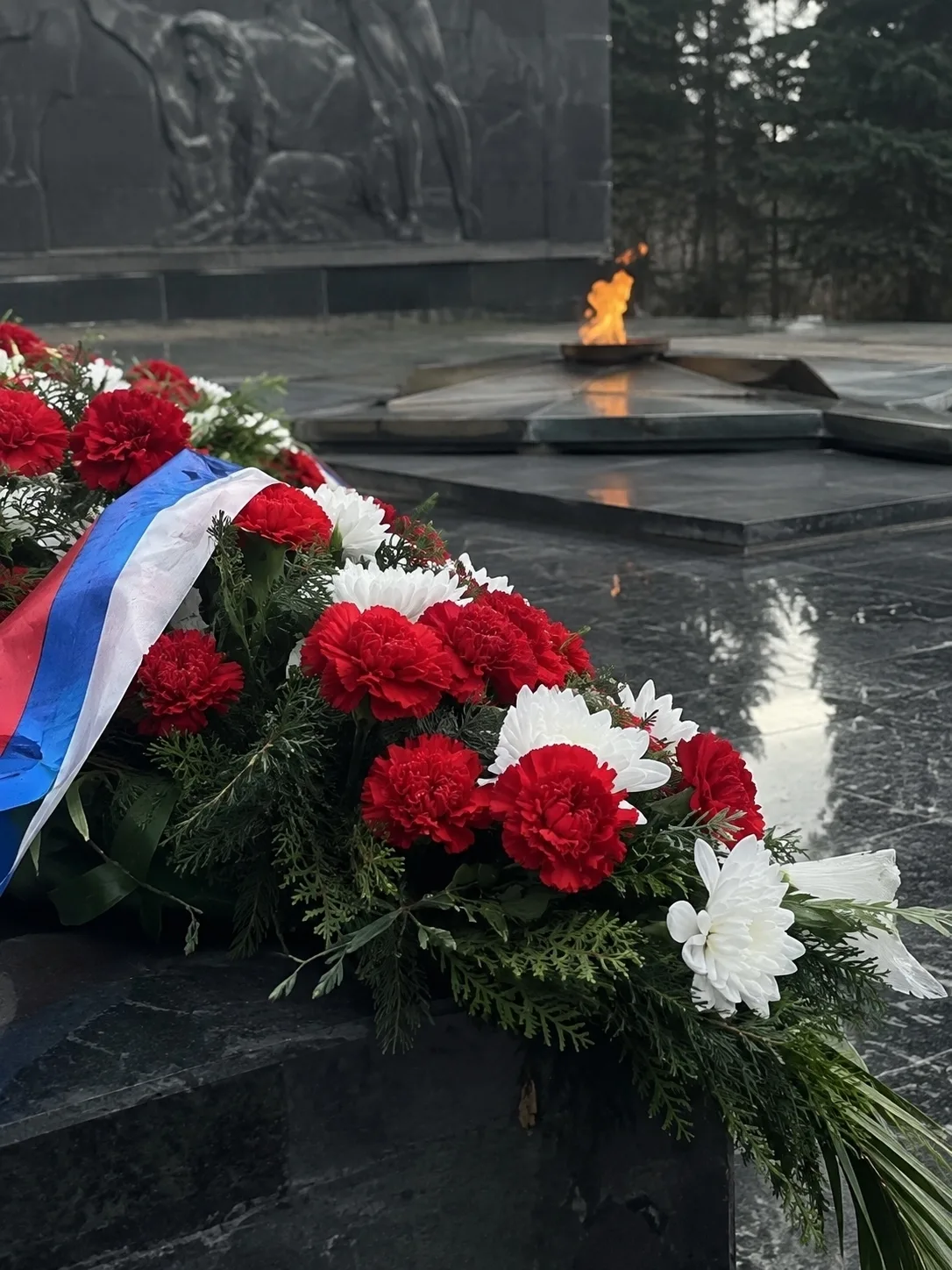 24-летний парень поджег цветочный венок на мемориале в Петропавловском районе