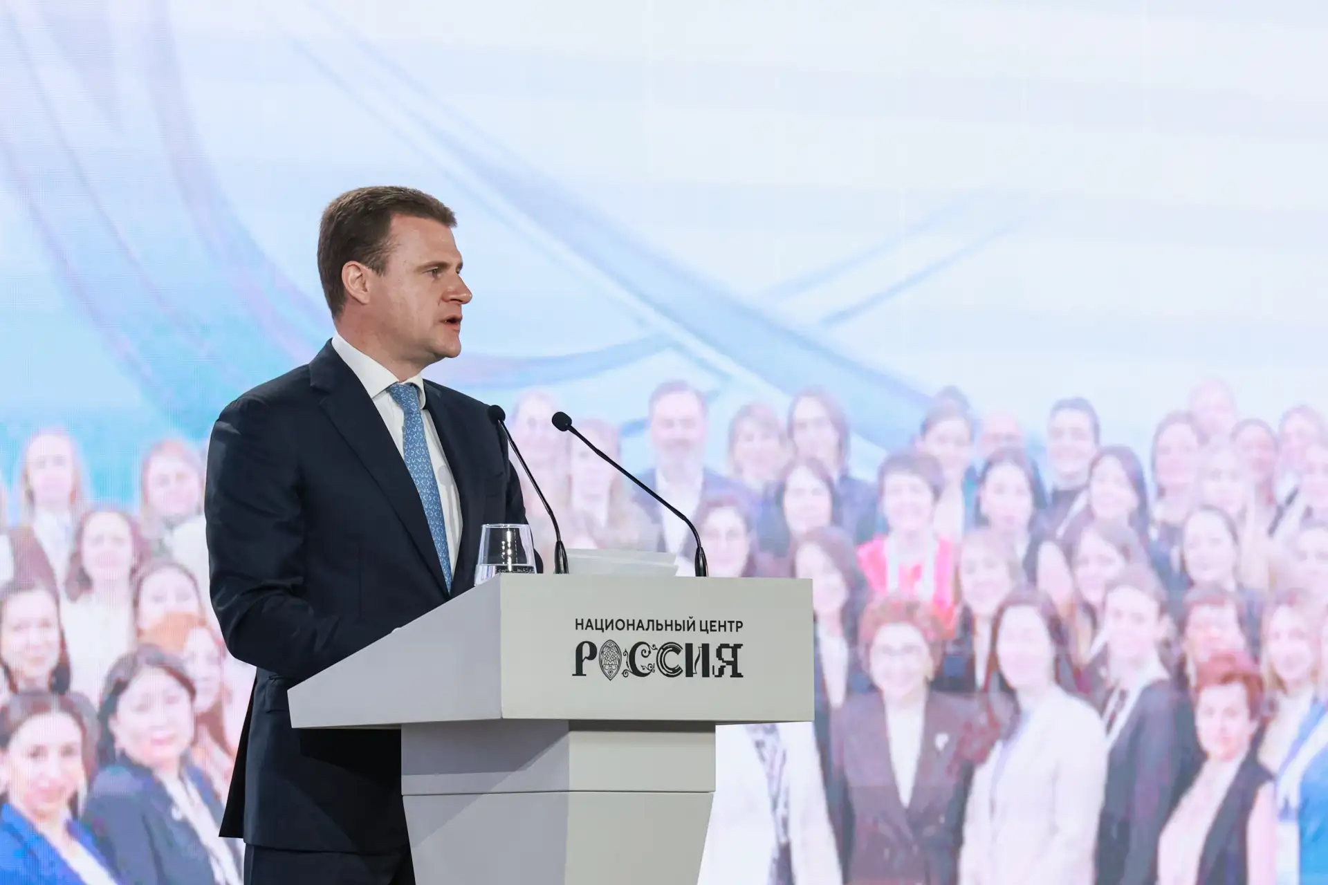 Алексей Чекунков принял участие в II Форуме женщин Севера, который прошел в Национально...