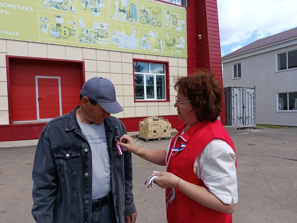 В селе Матвеевка состоялась патриотическая акция «Российский триколор», приуроченная к празднованию 