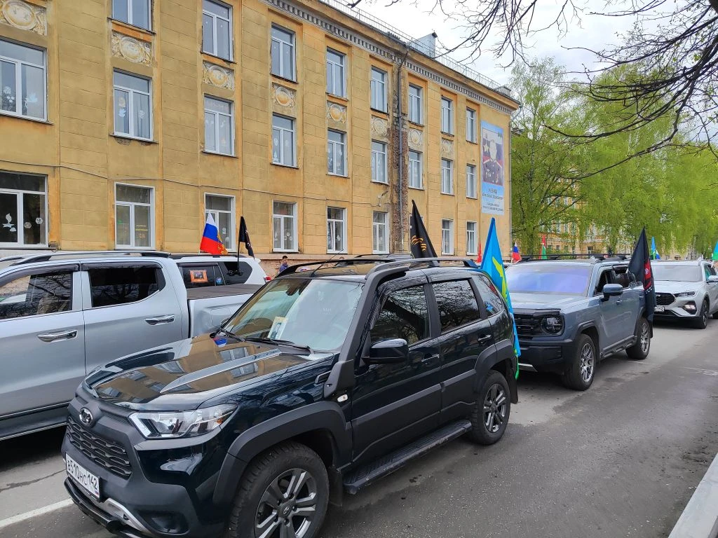 В преддверии Дня Победы в Осинниках прошёл автопробег 🇷🇺  Каждый год накануне 9 мая автомобилисты в 