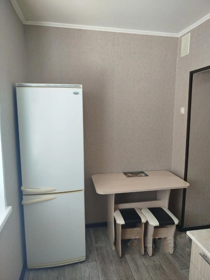 сдаю 1к на В-5 Ленинградская, 7. 9 этаж, цена 18+сч, залог 10тр. агентству - 50% 891850...