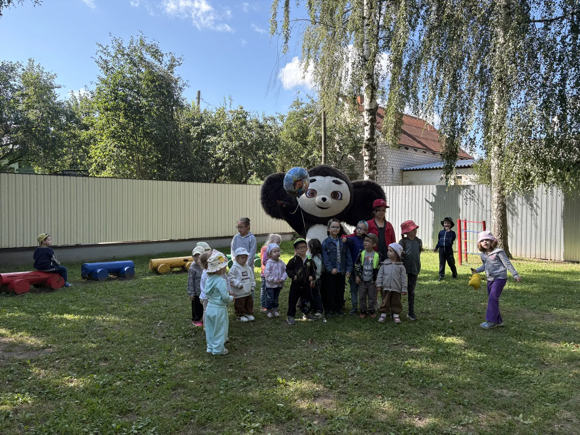 Сегодня в саду — день рождения Рамазана! 🥳 Ребята сделали для него открытку своими рук...