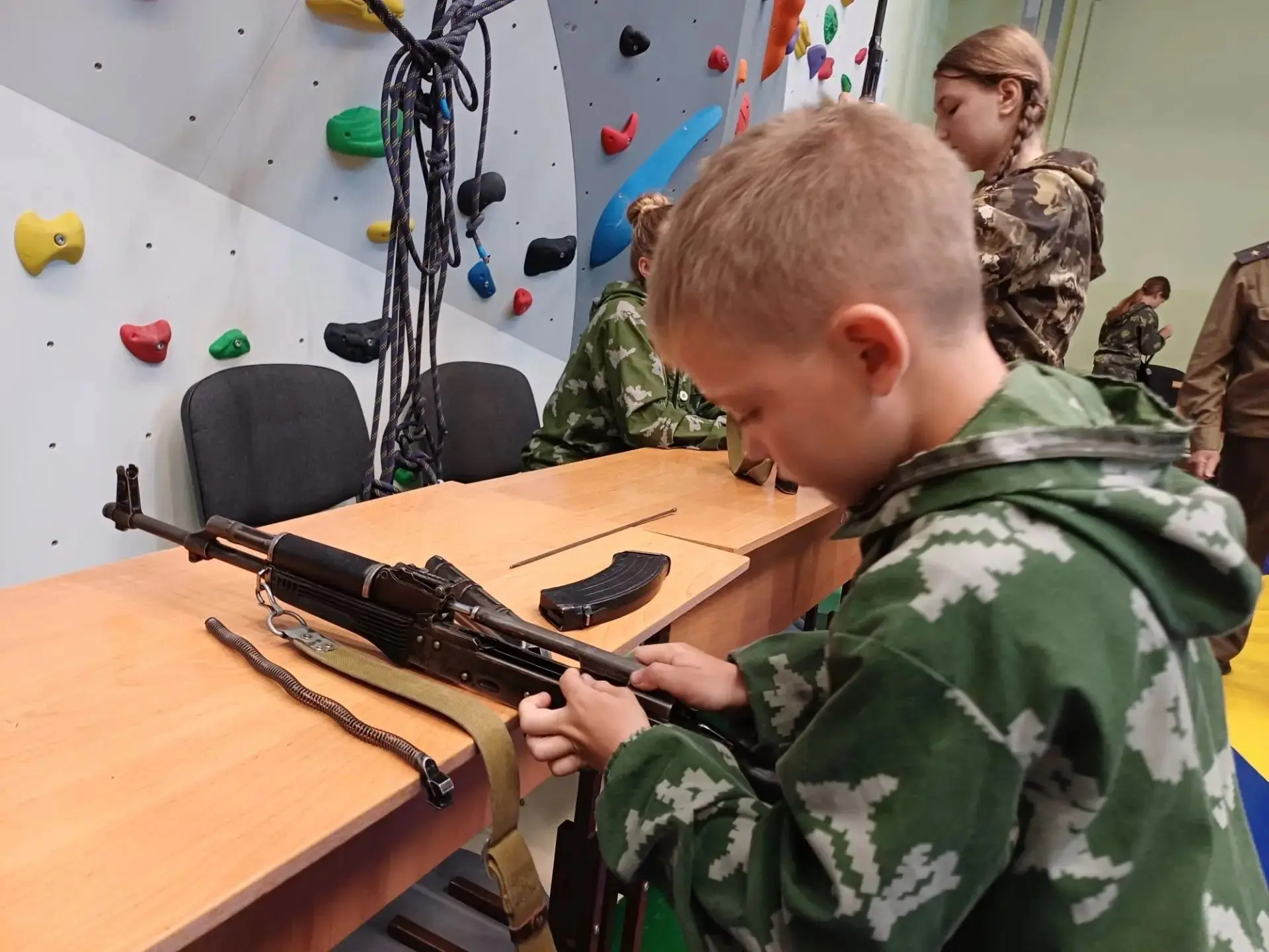 ⚡ Даже летом — в строю!
Пока многие отдыхают, воспитанники ВПК «Десантник» продолжают заниматься в п