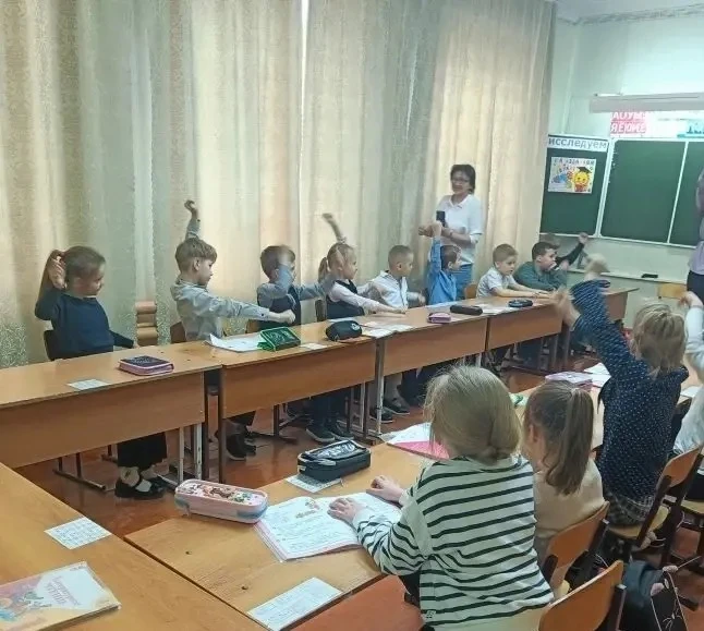 💰 Финансовая грамотность – с первого класса!  В 1В классе прошёл урок финансовой грамотности. Интере
