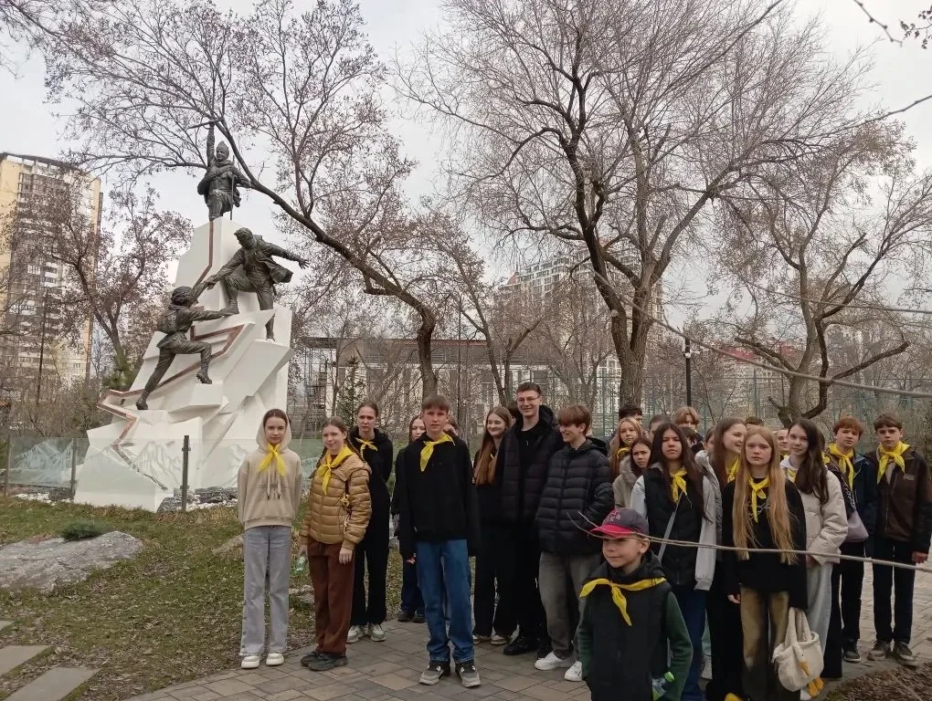 Знать и любить свой город — важно!  Во время каникул школьники побывали на познавательной экскурсии 