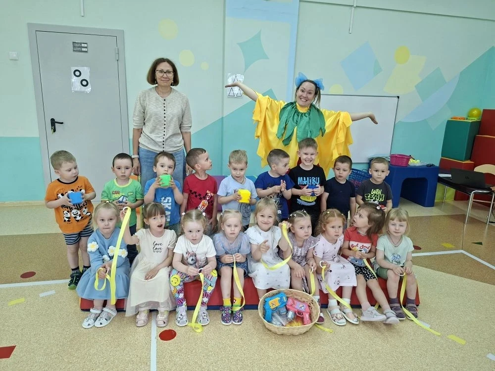 Лето — это время радости, солнца и звонкого смеха! На втором корпусе детского сада прошёл весёлый пр