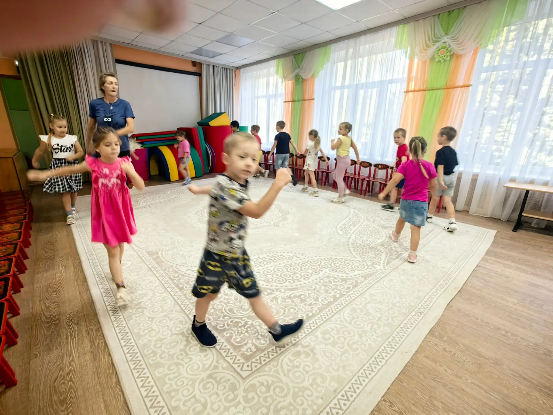 Дети старшей  - подготовительных к школе группах каждый день  делают зарядку .