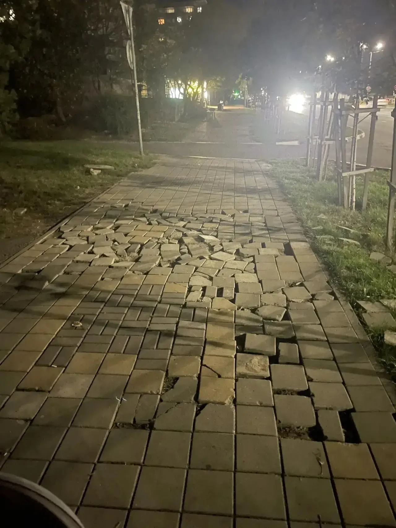 Напротив дома Видова 174, плитка в таком состоянии, с коляской невозможно пройти.