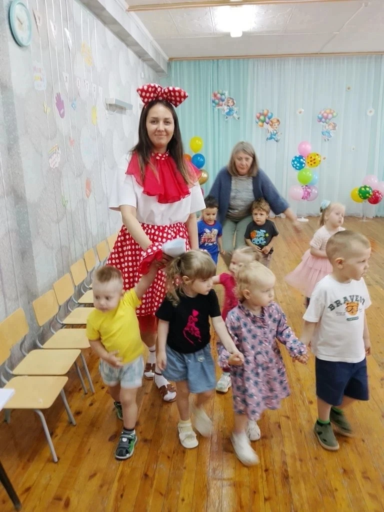 Сегодня первый день лета. Сквозь облака пытается пробиться солнышко. Оно старается пора...