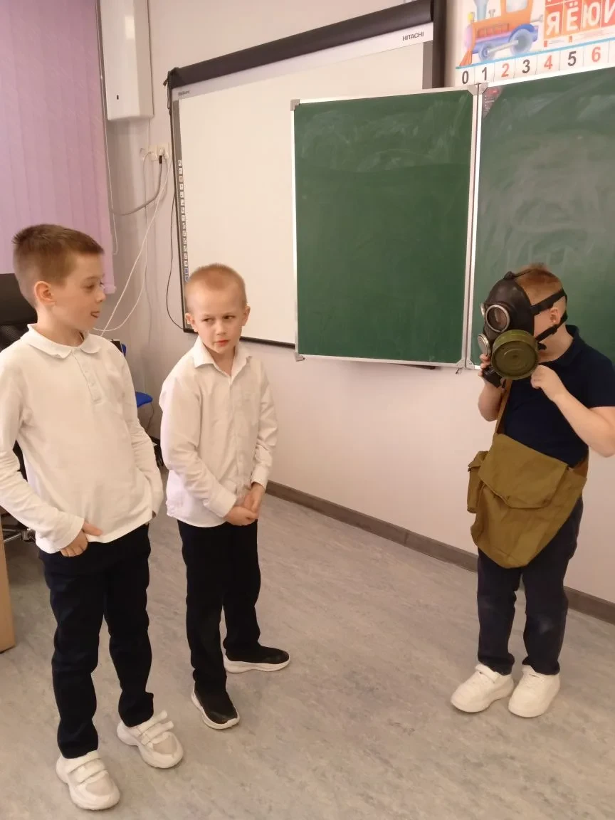2б класс провел занятие по теме"Что такое противогаз?" . Горин Артем показал устройство противогаза.