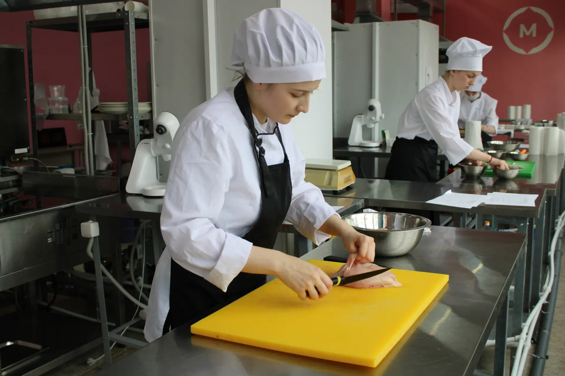ВКУСНЫЙ ДЕМО-ЭКЗАМЕН

Как будущие повара и кондитеры устроили кулинарное шоу

Вслед за программистам