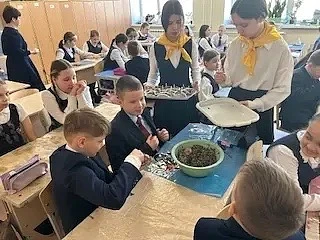 📢 Экологическая акция "Покормите птиц"🐦‍⬛🐦‍⬛🐦‍⬛  Ранняя весна 🌿— время непростое: * сугробы ещё не р
