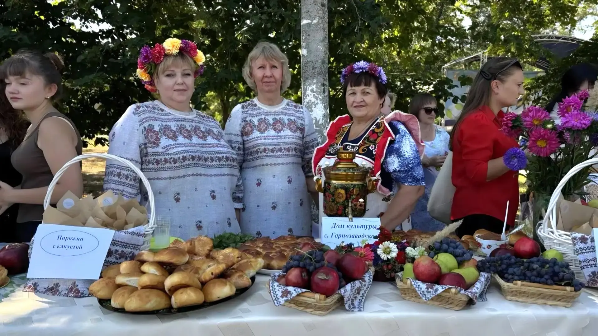 На кулинарном фестивале «Красна изба пирогами» сегодня по-настоящему вкусно и уютно!