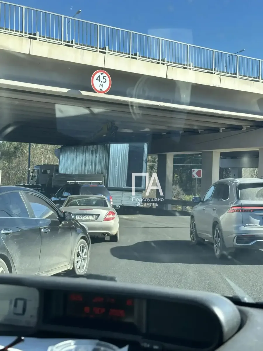 На выезде из Кашино в сторону Челябинского тракта фура застряла под мостом 😬