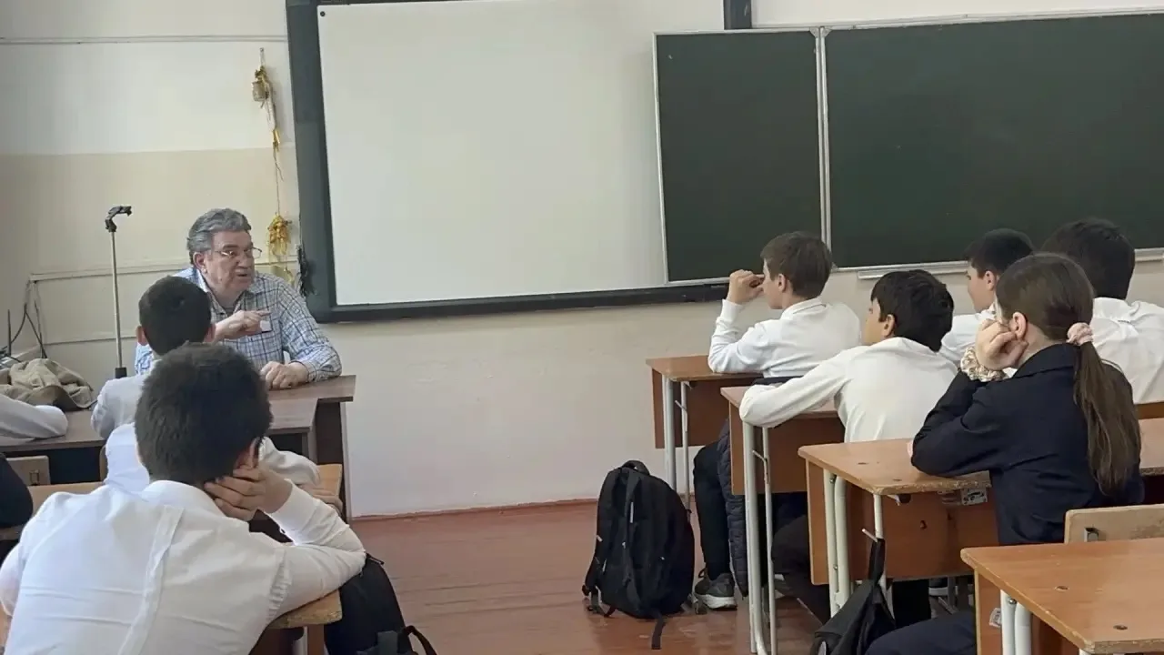 В 6 «В» классе прошёл классный час с Георгием Гаруновом — известным общественным и культурным деятел
