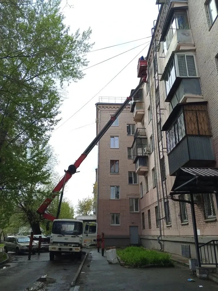 Провели сложную, но очень важную работу 💪
На фото установка водоотливов на Каслинской, 19. Поддержи