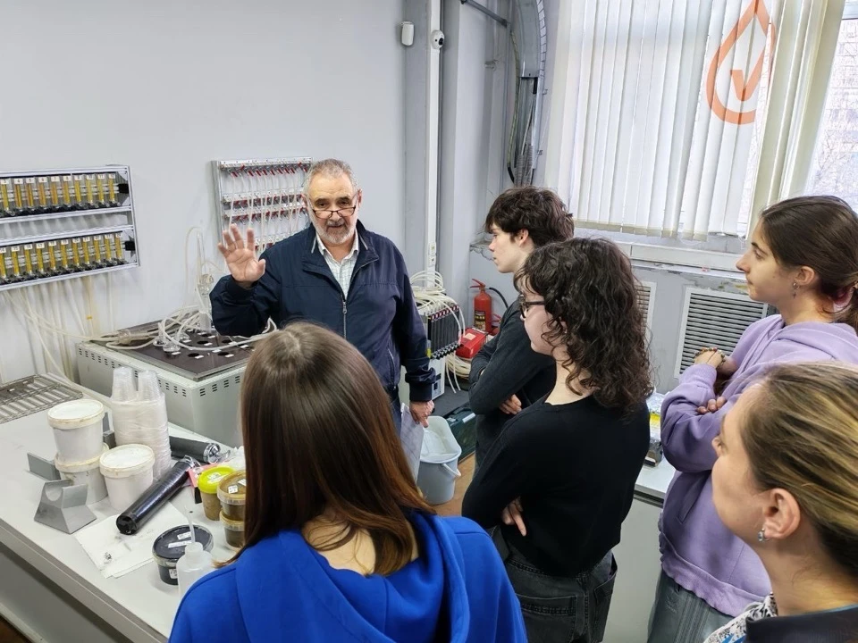 Погружение в мир науки и технологий 🔬  7 апреля ученики 10 «Е» класса посетили Международный испытат