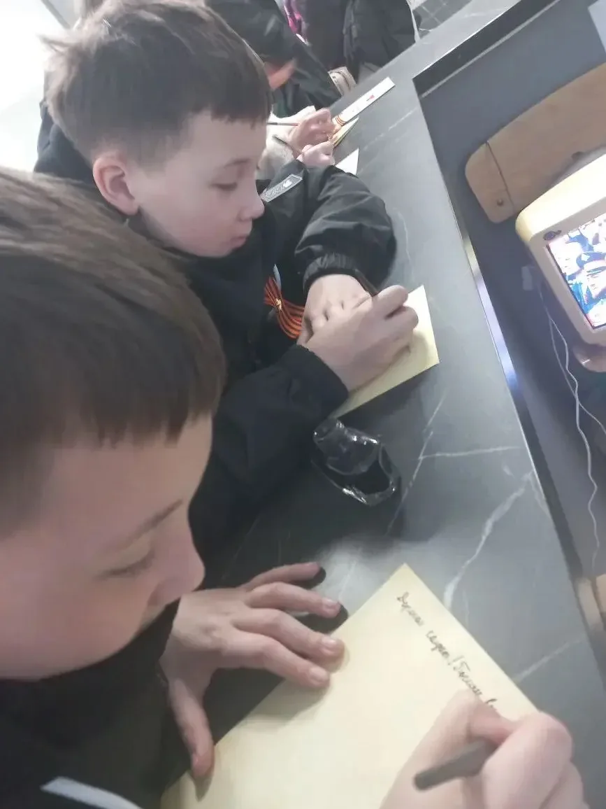 Александр и Илья Дементьевы, ученики 4 «Б» класса, вместе с родными приняли участие в патриотическом