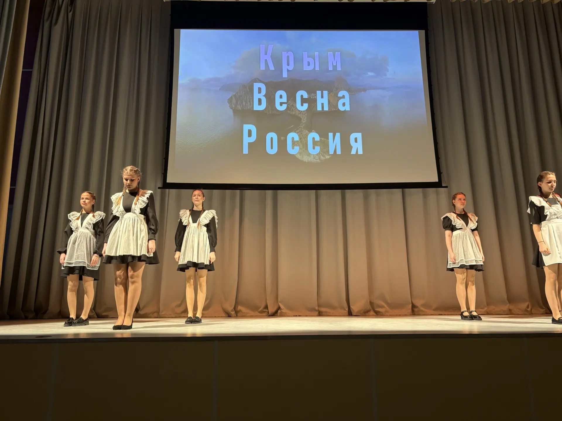 🇷🇺 18 марта в нашей школе для учащихся 8-11 классов прошло торжественное мероприятие «Россия. Крым. 
