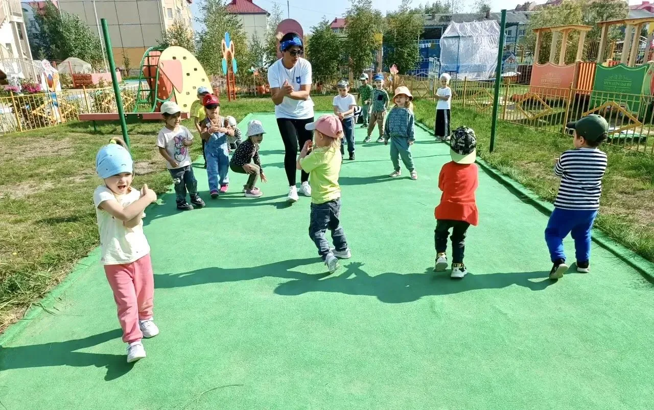 Каждый солнечный денёк оздоравливались, принимали солнечные ванны, выполняли упражнения...