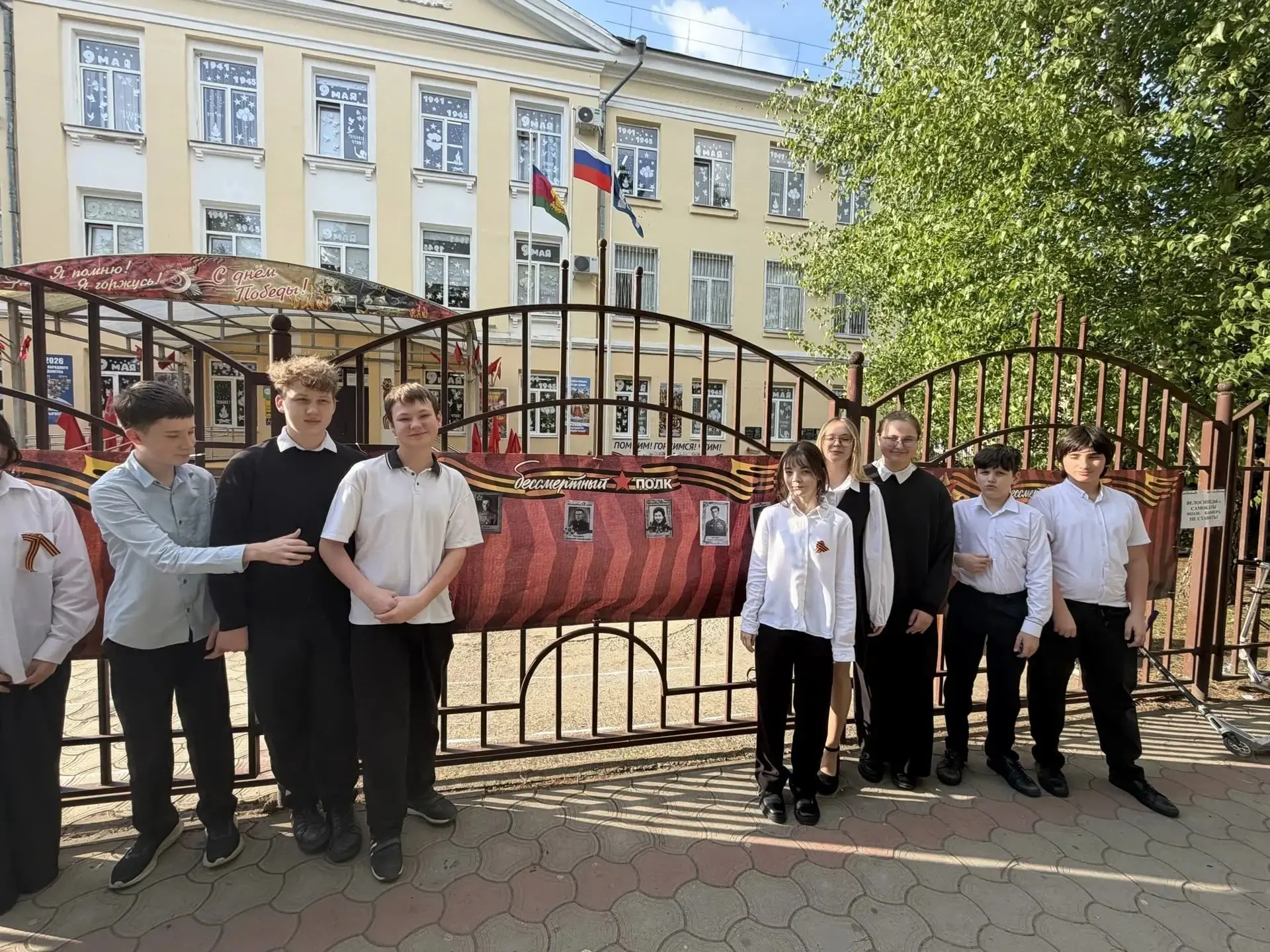 Неделя Победы. Сегодня в школе открыли Стену Памяти, посвящённую участникам Бессмертного полка. Учащ