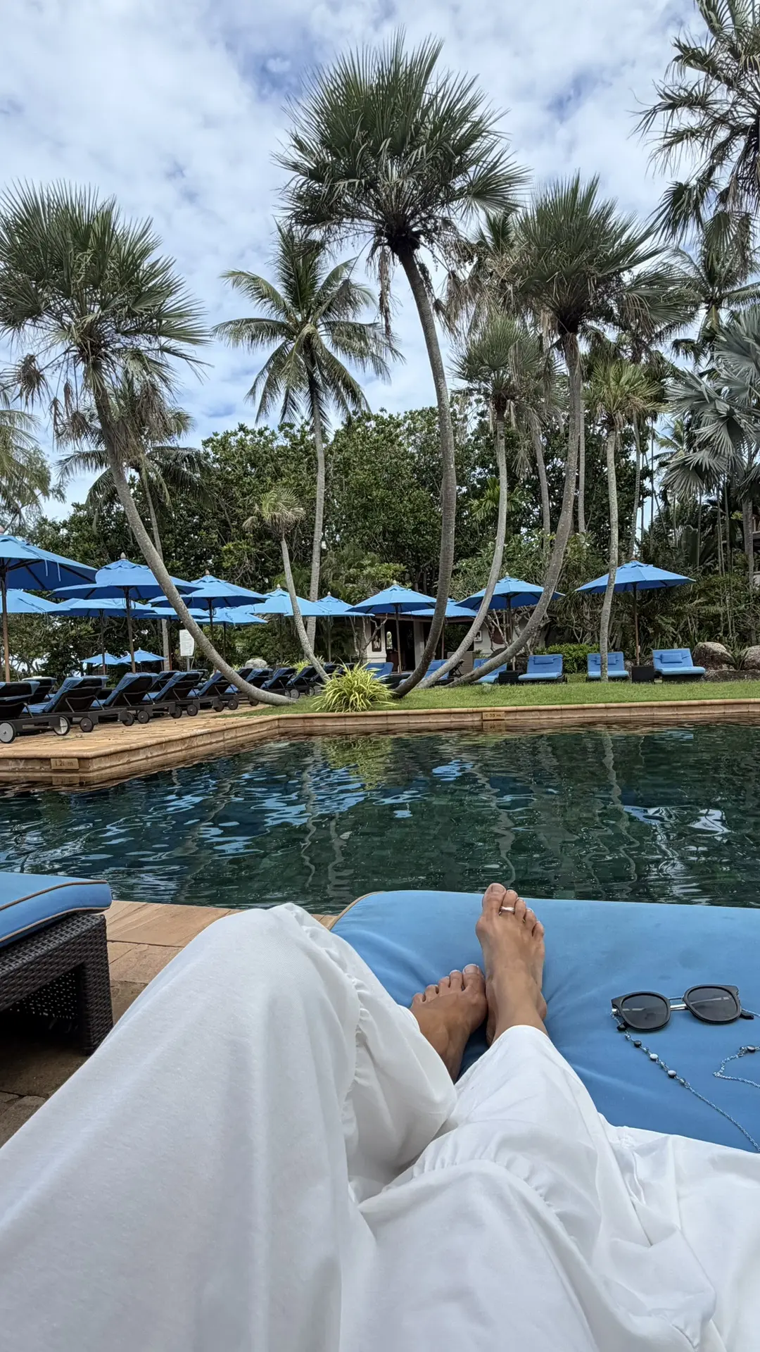 Лежу значит в нашем пятом отеле ( о нем я ещё не рассказала) … пальмы 🌴 так удивительн...