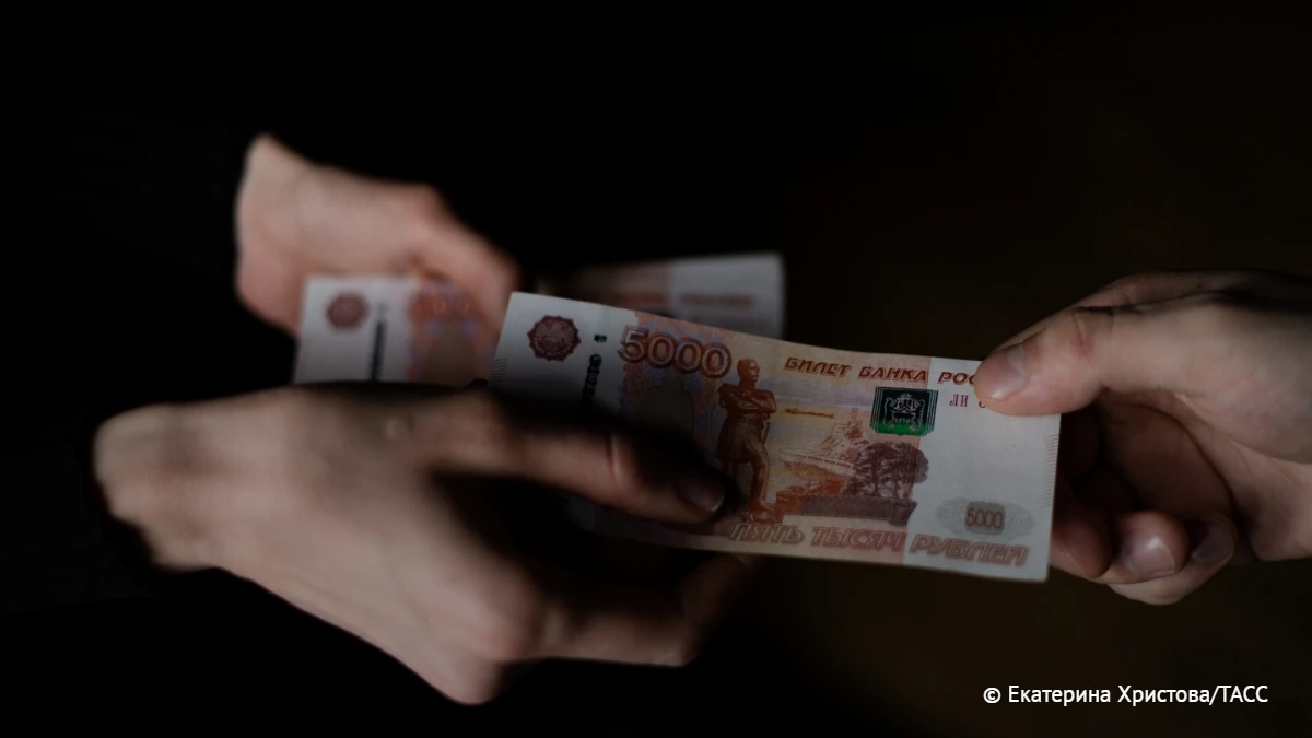Почти две трети (62%) россиян стесняются просить деньги у друзей за оказанные услуги, с...