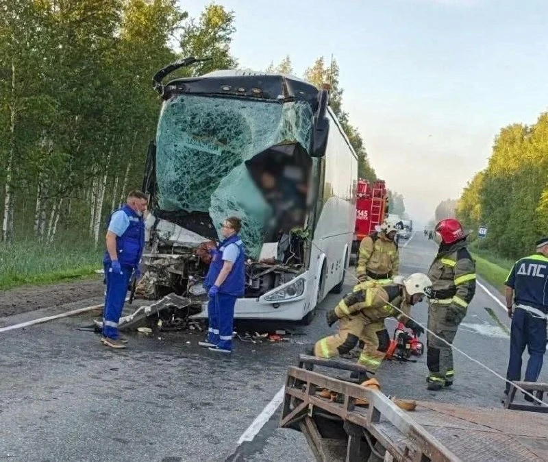 Один человек погиб и еще 11 пострадали при столкновении автобуса и грузовика в Тюменской области.

П
