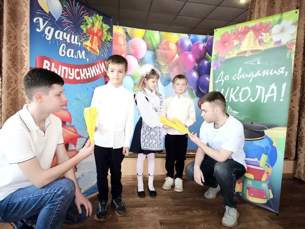«Самолётик будущего» — послание от первоклассников выпускникам!