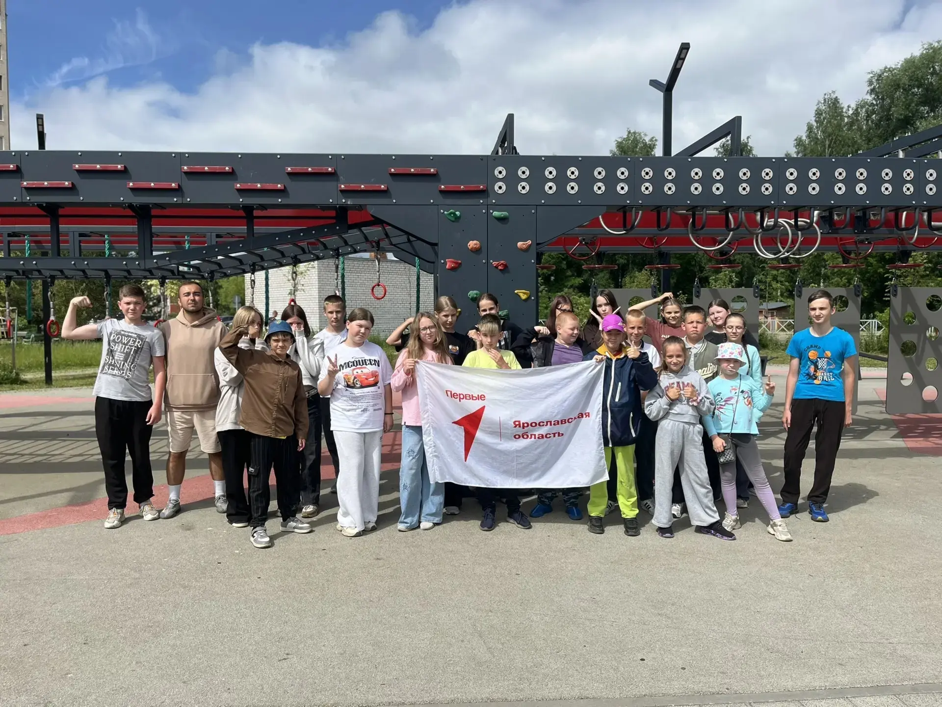 🌞ЛУЧИК

🏕️ Лето и школа — два мира: один учит, другой вдохновляет

Традиционно неделя началась с г