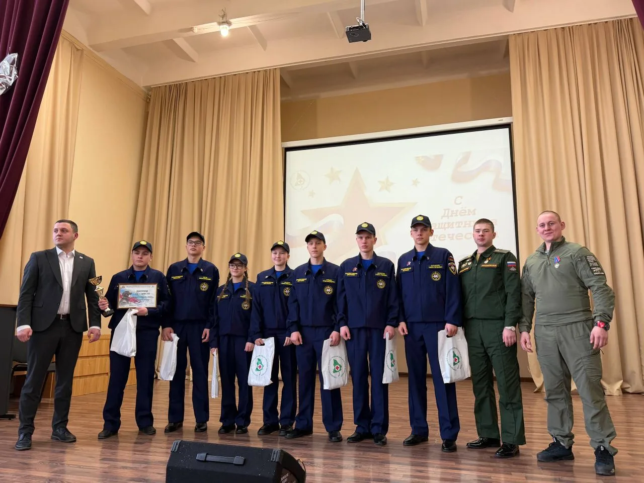"Упал - отжался": военно-спортивный праздник прошёл в медколледже  💥 На один день студенты СОМК в Ек