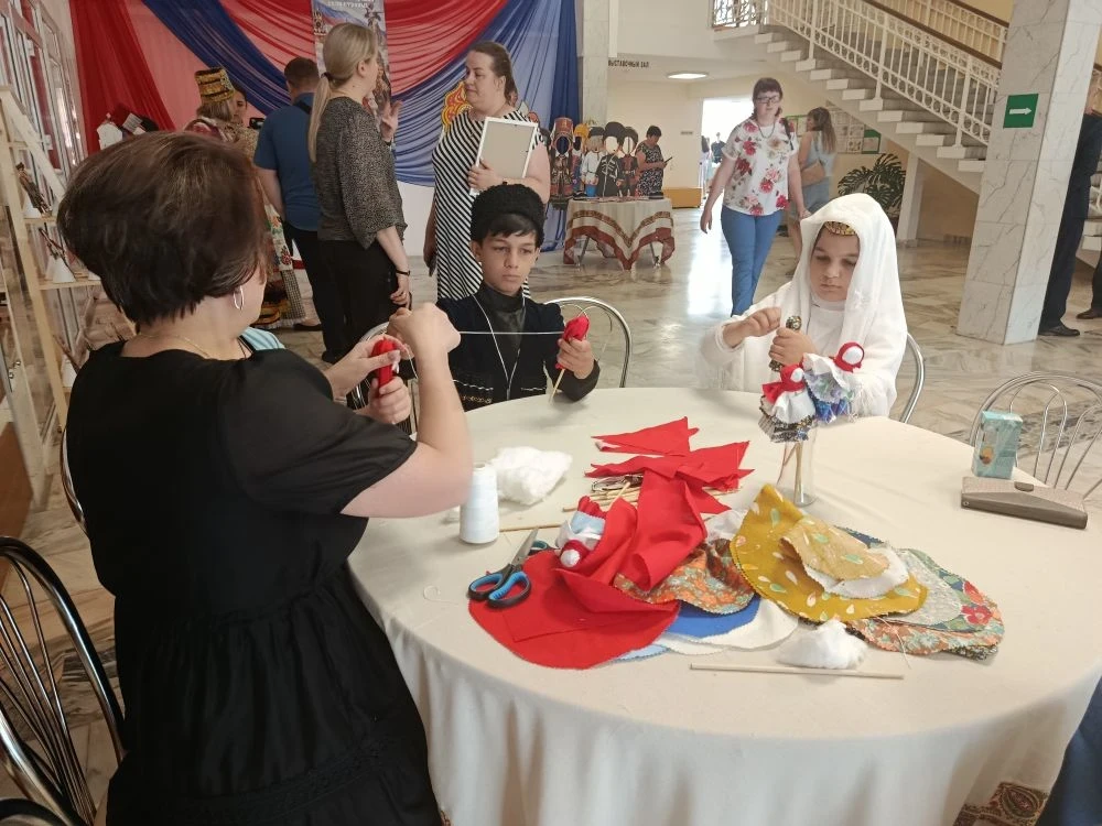 #ДеньРоссии 
 #Ивнянский_Дом_ремесел  
Сегодня в ЦКР состоялся мастер класс, на котором каждый смог 