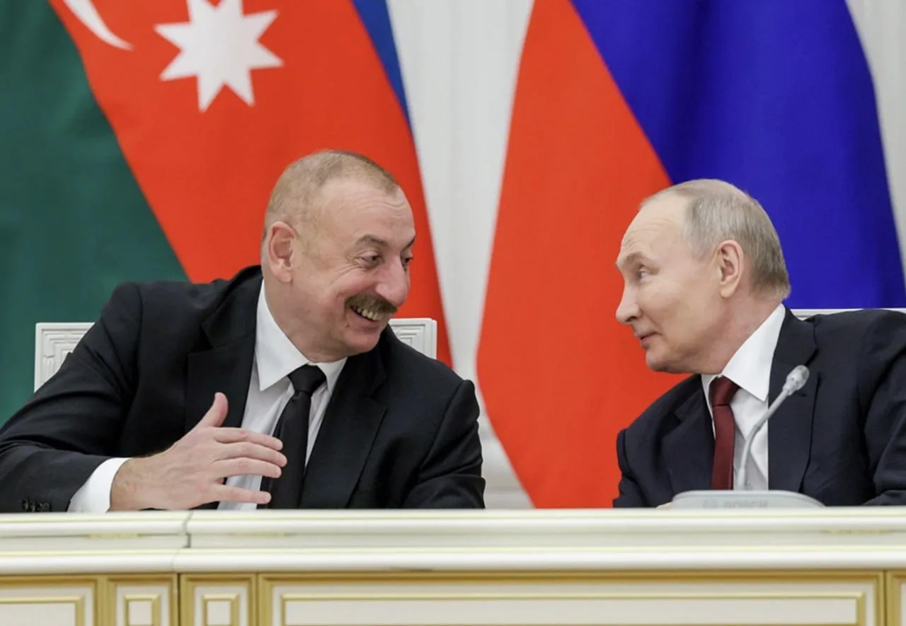 Ильхам Алиев поздравил Владимира Путина и всех россиян с Днём России.