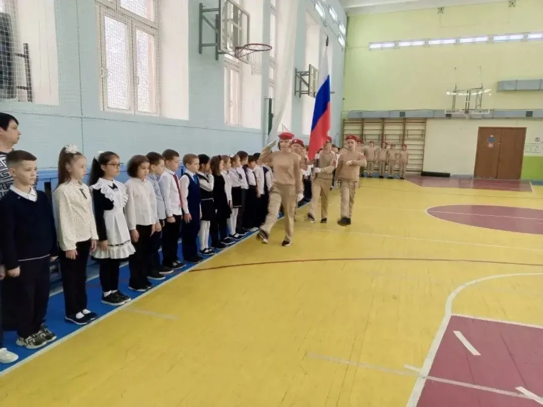 🇷🇺Церемония поднятия Государственного флага Российской Федерации  Традиционно начинаем учебную недел