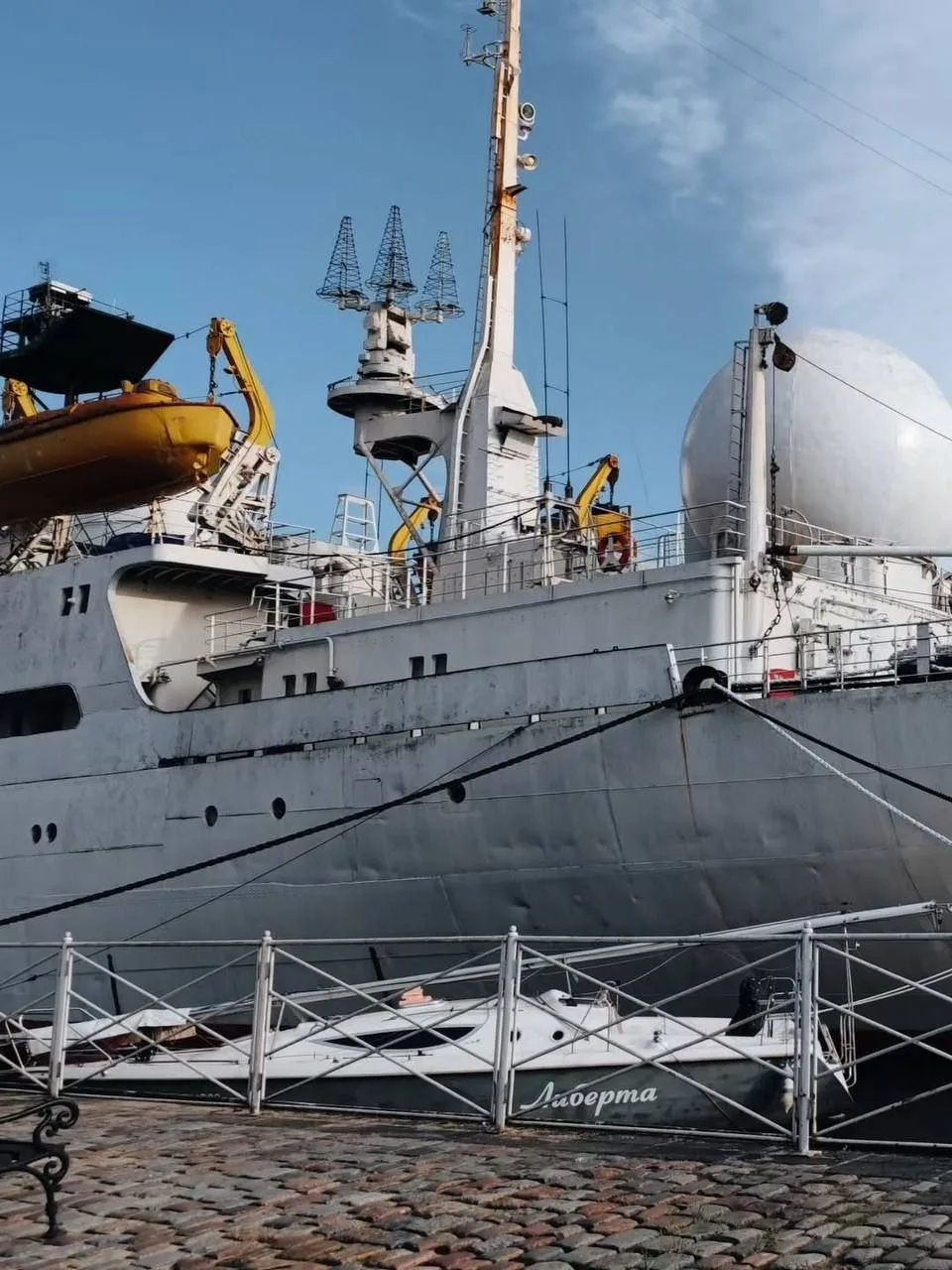 🚢 🌊 Предлагаем вам совершить прогулку по набережной Музея Мирового океана.   Вы будете в восторге от