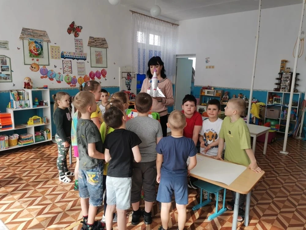 Познавательное занятие, посвящённое дню космонавтики прошло в подготовительной группе.