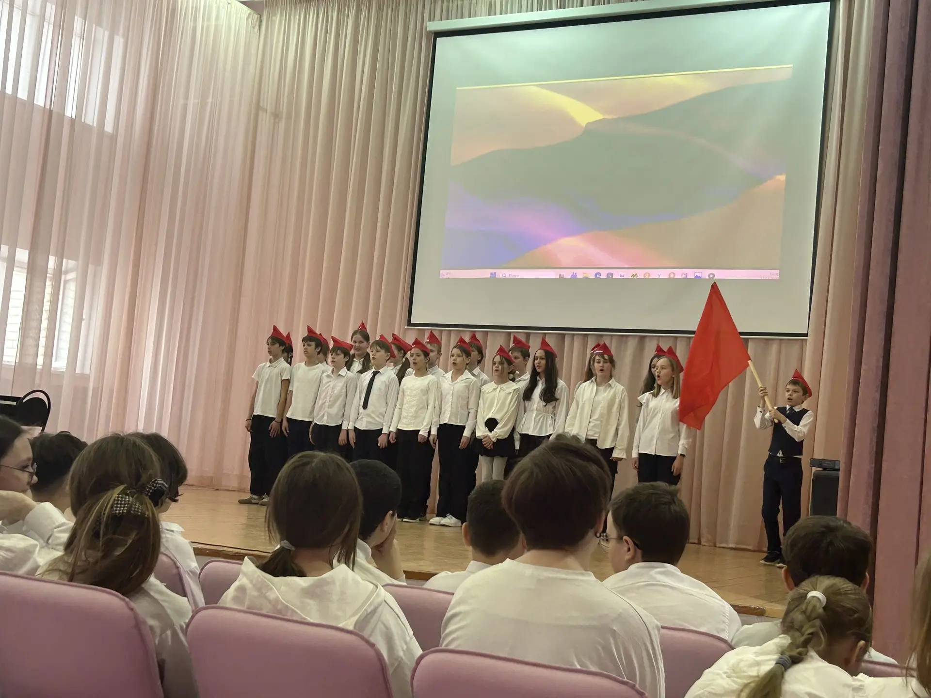 🎶 Гимн России звучал патриотично и вдохновенно! 🇷🇺  Сегодня в нашей школе прошел замечательный конку
