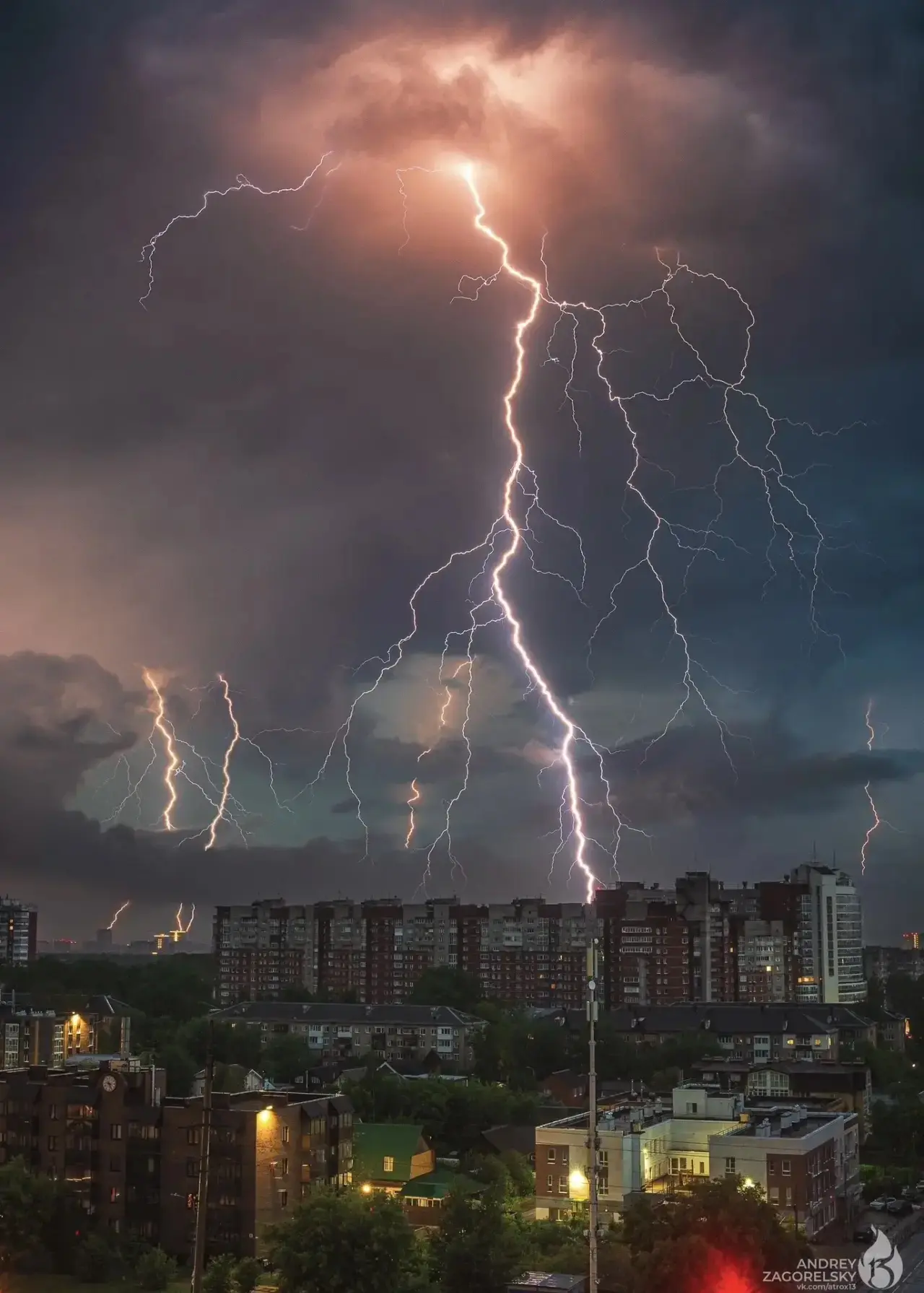 Раскаты молний над городом