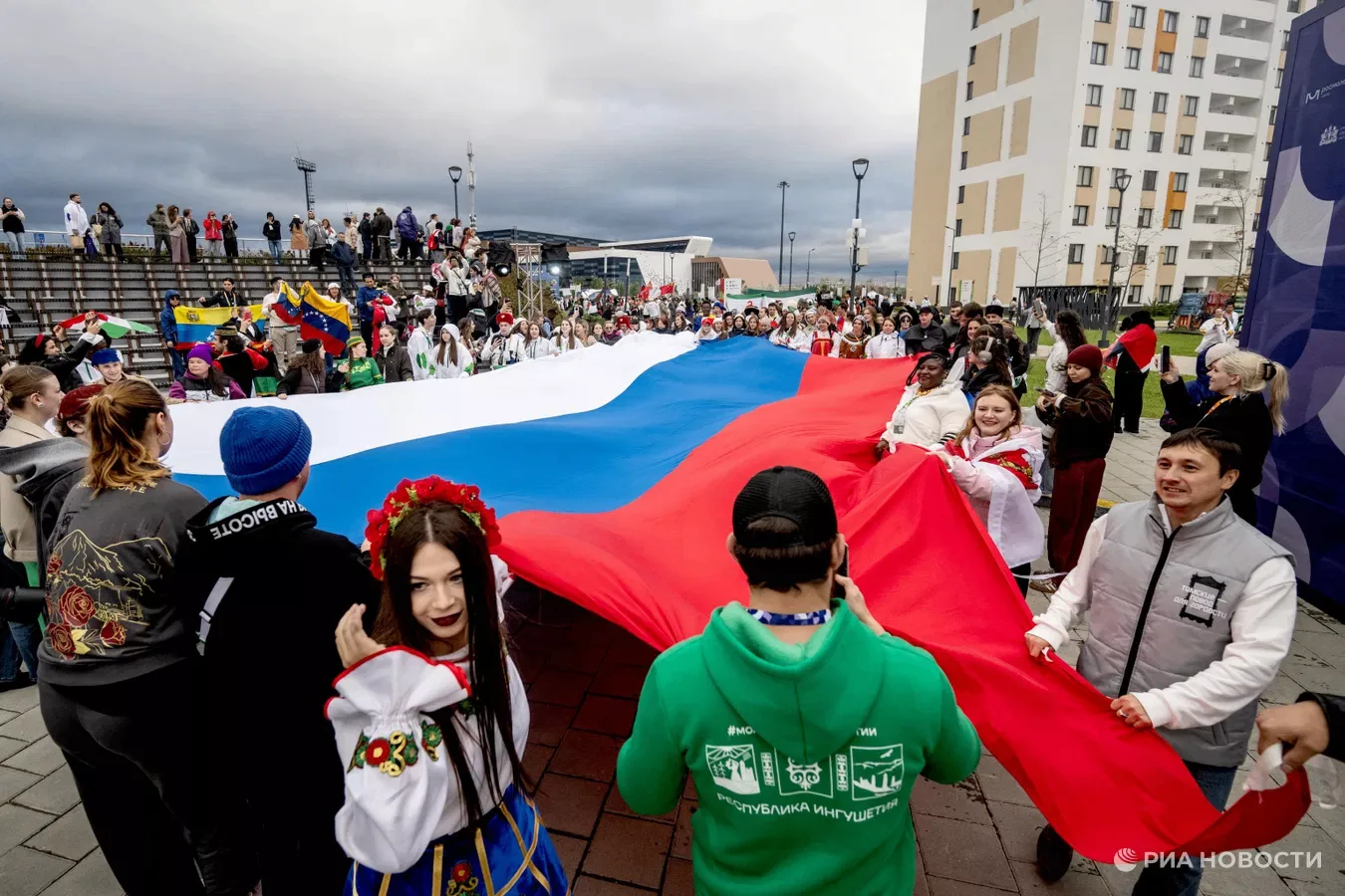 🇷🇺 В Екатеринбурге в рамках Международного фестиваля молодежи развернули огромный фла...