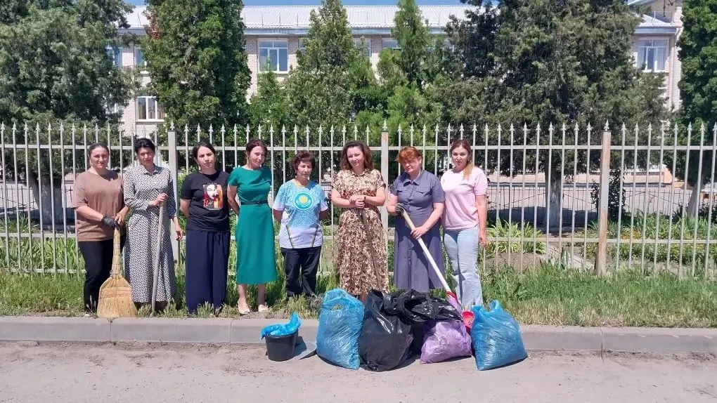 🌿 Чистота — наше общее дело!

Коллектив нашей школы принял активное участие в районном субботнике. 